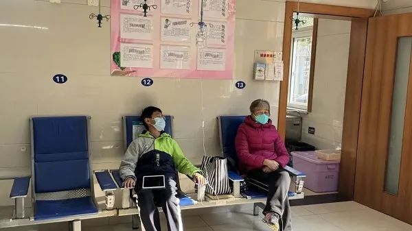 马陆镇社区卫生服务中心内,患者在输液 采访对象供图(下同)