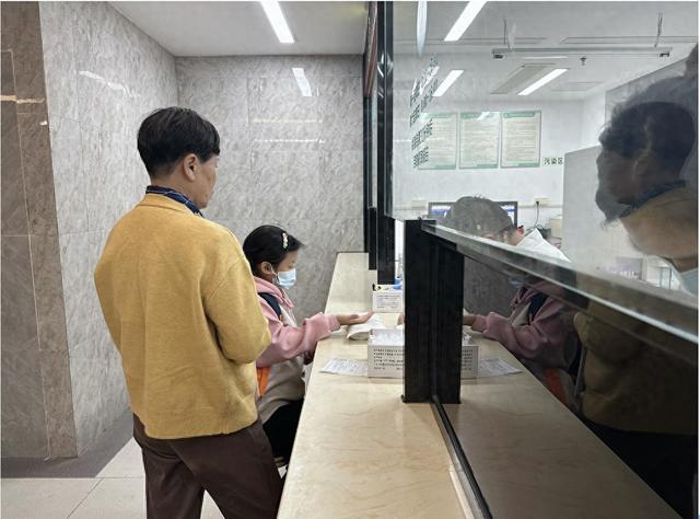 闵行区颛桥卫生服务中心,患儿在家长陪同下进行实验室检测,查看是否存在病原体感染。 本文图均为 受访者 供图