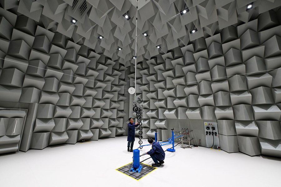 在丹佛斯全球製冷研發測試中心內拍攝的壓縮機自動化聲振性能檢測測試室（5月10日攝）。新華社記者 孫凡越 攝