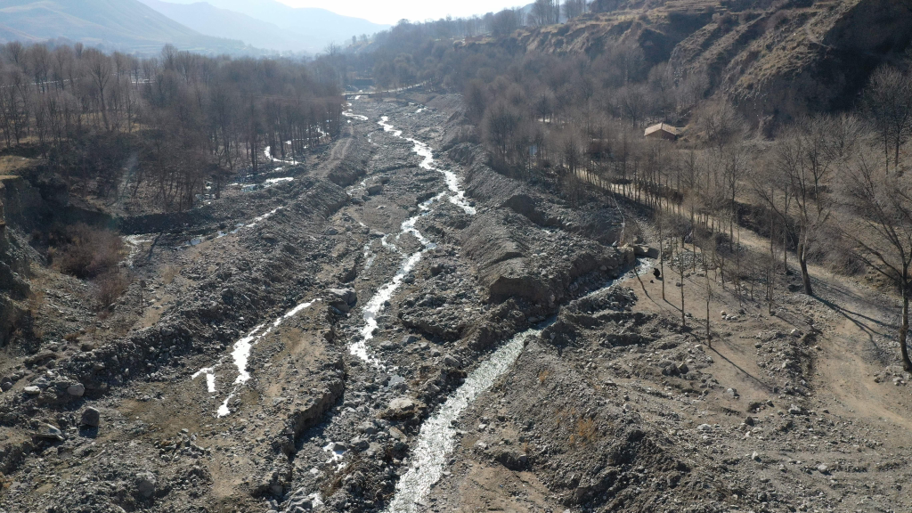 被大範圍挖開的尕讓河河道。新華社記者 李佔軼攝