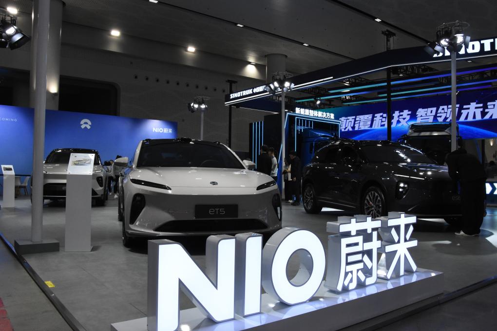 12月7日，在2023年世界新能源汽車大會展區，蔚來es6、et5等車型亮相。新華社記者 夏天 攝