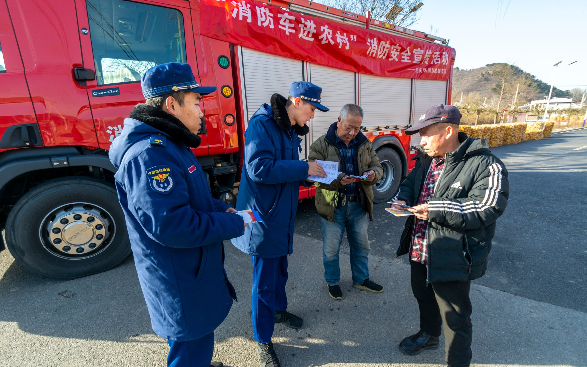 延慶區消防救援支隊向農村村民發放消防宣傳冊。圖源：延慶區消防救援支隊