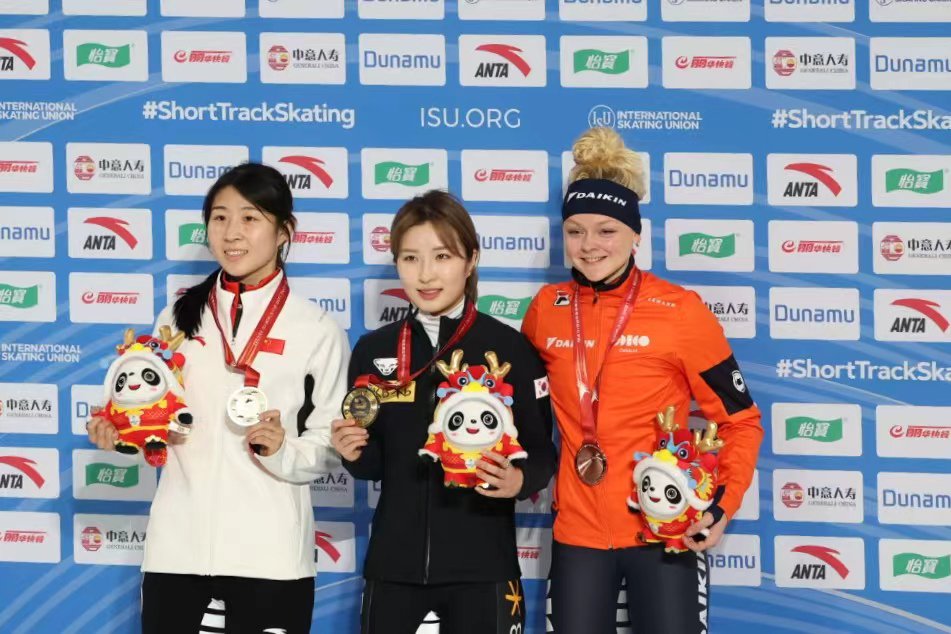 女子1500米，小將公俐（左）拚下一枚銀牌。 新京報記者 王飛 攝