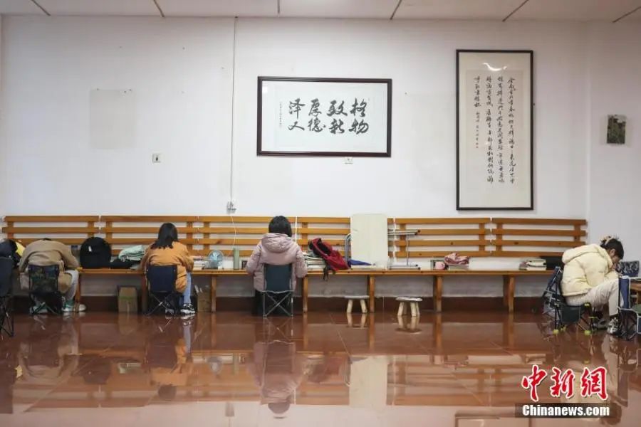 資料圖：幾位考研學生在南昌大學教學樓的公共空間複習備考。劉力鑫 攝
