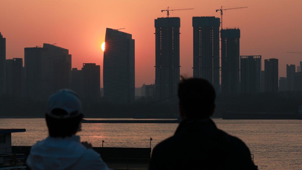 新房打折引发老业主不满,多地回应:市场经济,房企可按市场情况降价销售|房企|新房|业主_新浪新闻