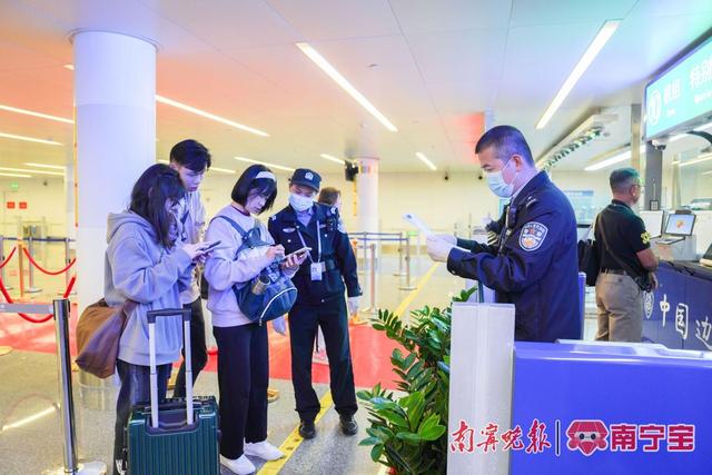 南宁边检站移民管理警察对入境的马来西亚旅客进行证件的查验。通讯员 梁箫 摄