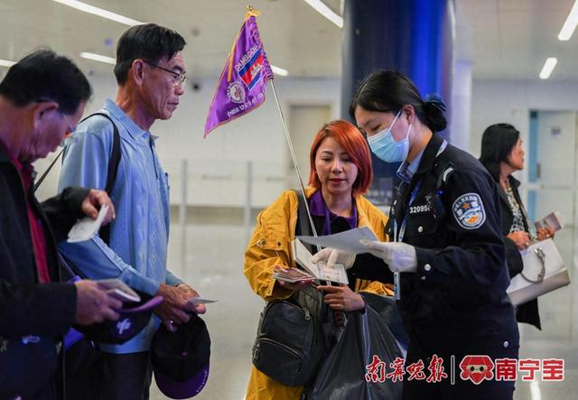 民警指引入境旅游团排队并进行出入境边防检查。通讯员 梁箫 摄