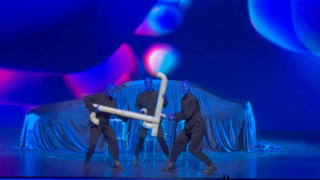 奔驰居然请来Blue Man 来介绍数字化！太贴切了！