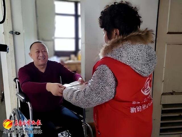 在经开区(头屯河区)车辆段路东社区,社区工作人员为居民送“爱心餐”上门。记者唐红梅通讯员毛晓彤摄