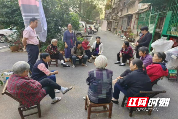 面对面解读政策,倾听住户需求