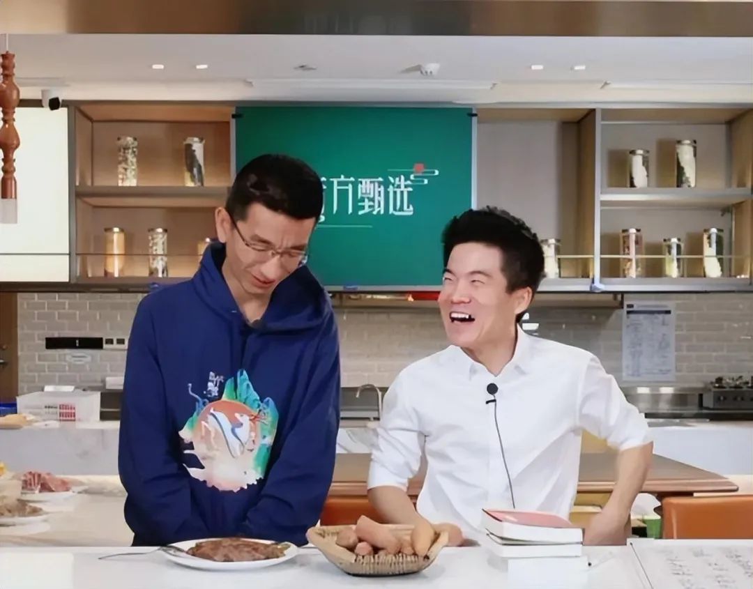 孙东旭与董宇辉直播画面(来源:网络截图)