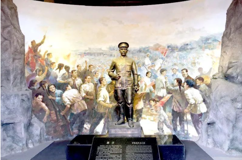 揭阳学宫周恩来同志革命活动展览馆展出的周恩来塑像，背景为在商民协会前广场演讲场面。资料图片