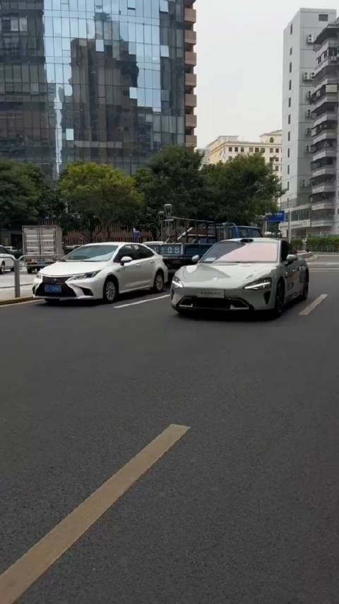 小米su7最新无伪装路试视频，前脸、侧面、尾部都非常清晰……