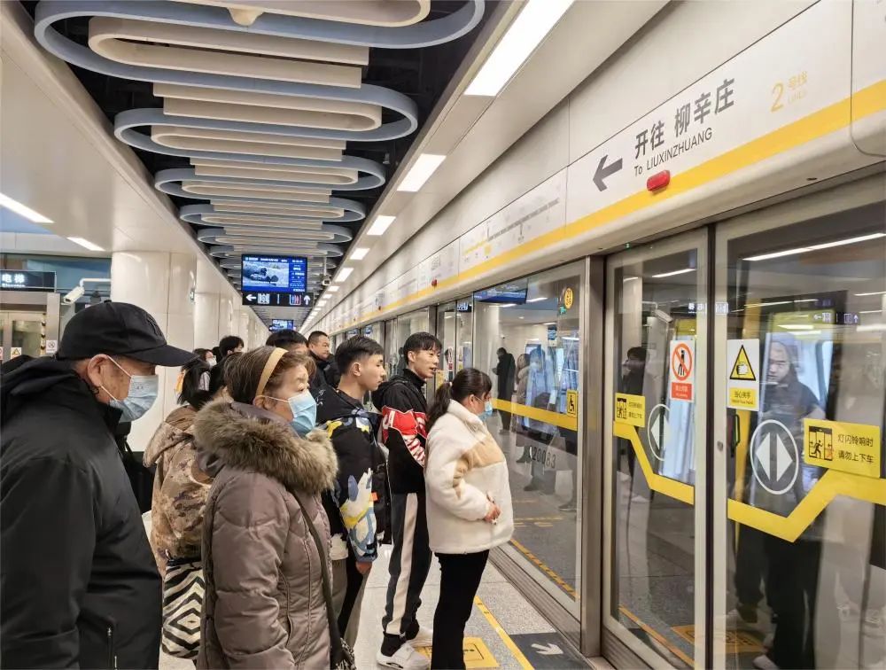 市民在石家庄市地铁2号线北国商城站排队乘车。新华社记者齐雷杰 摄