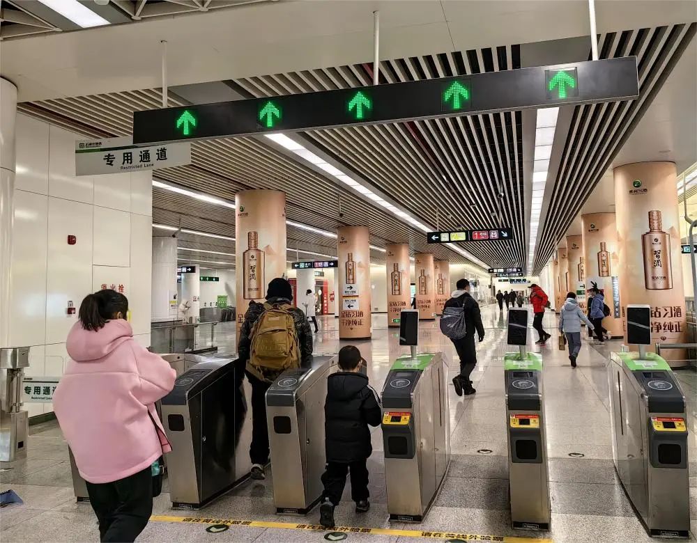 市民在石家庄市北国商城地铁站经过闸机进站乘车。新华社记者齐雷杰 摄