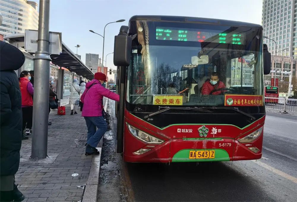 市民在石家庄市北国商城公交车站乘车。新华社记者齐雷杰 摄
