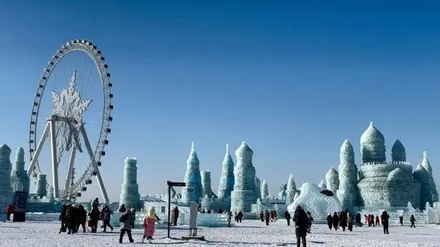 12月18日,哈尔滨冰雪大世界人气火爆。来源上游新闻
