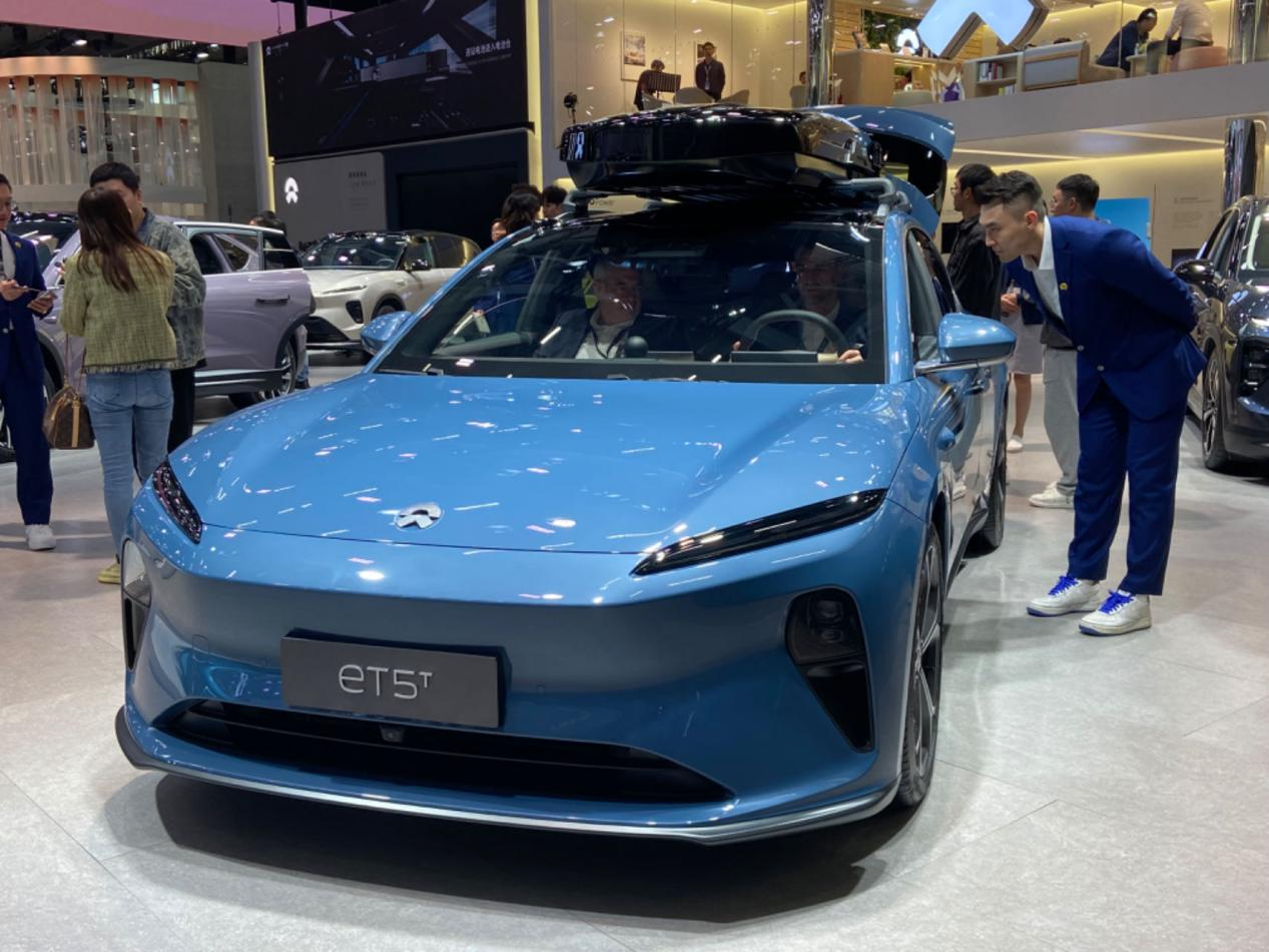 (蔚来在2023广州车展上的展车。夏治斌/摄影)