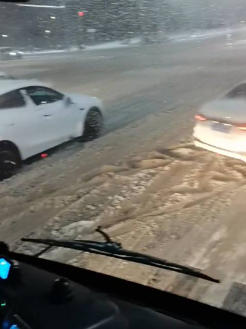 前驱的油车，蠕动滑行，后驱的特斯拉，绝望趴窝……