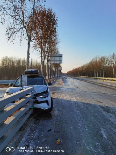 零跑C01冰雪路面撞护栏，损失了车子，检验了安全质量！