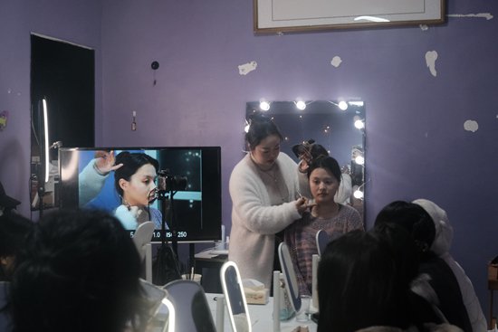     近日，湖南長沙，「一間夜校」化妝課上，培訓師向學員教授化妝技巧。受訪者供圖