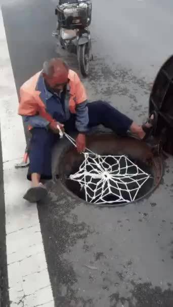 一位老爷爷沿街编织网，说怕孩子掉下去，能不能给他1000个赞！