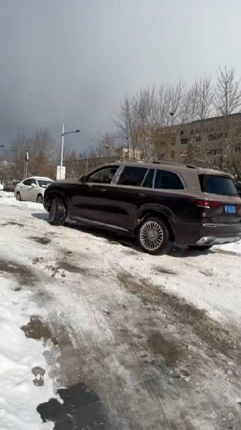 奔驰GLS上不去雪坡？原地轰油门，你要信他你就输了！