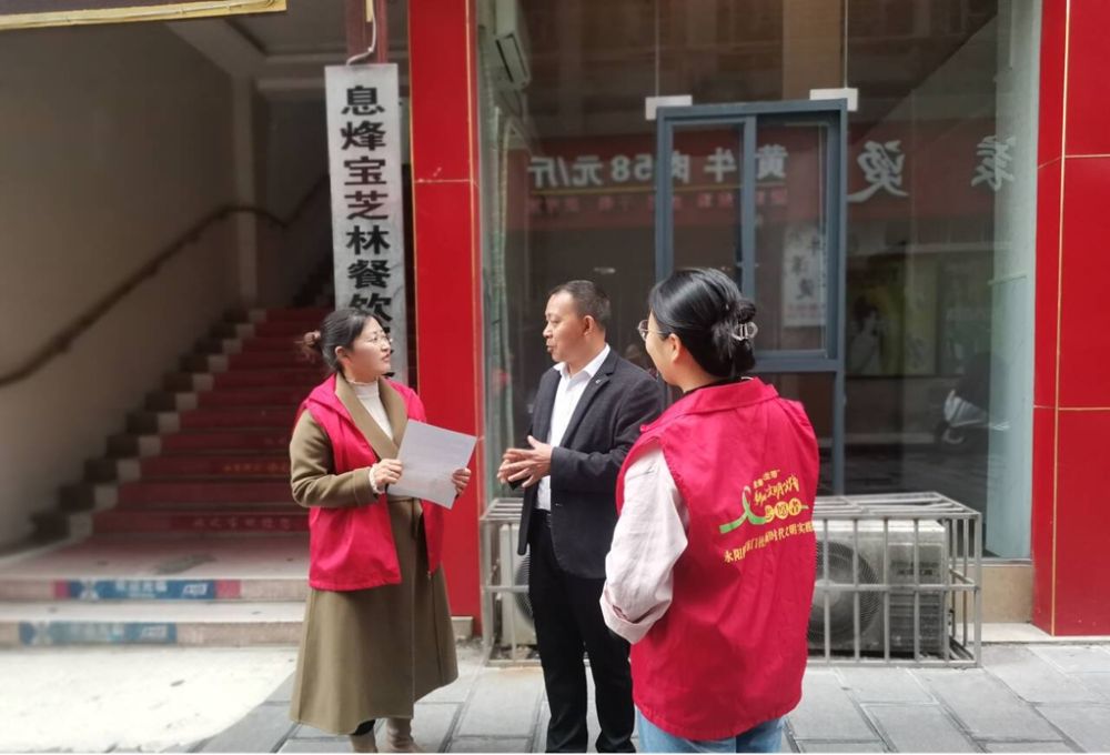 息烽县永阳街道东门社区党支部到水栖怡园小区收集居民意见建议