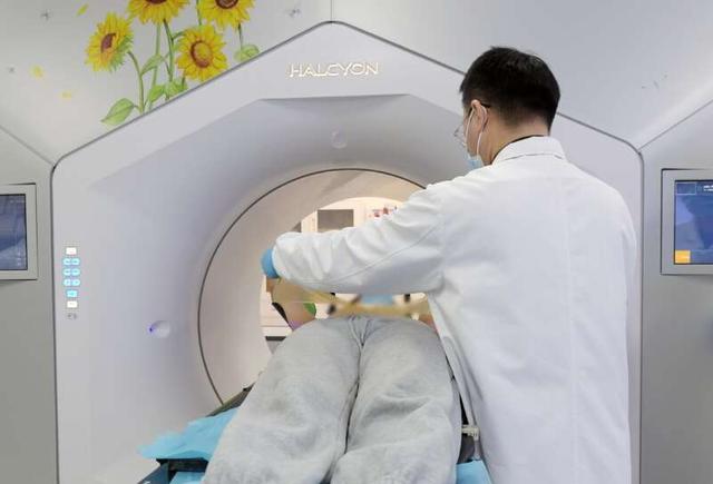 医生把人体组织等效补偿物放在病人腹部上方。复旦肿瘤医院供图