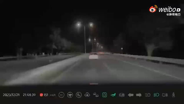 这种开车行为简直是害人害己，先不说车主隐私如何……