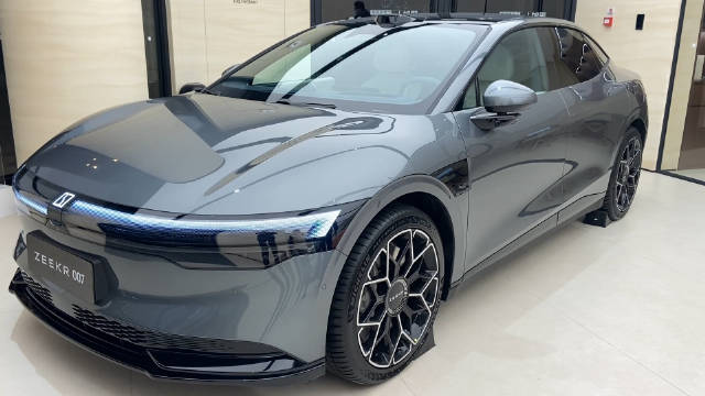 极氪007的车门后天就可以打开了，先来一波外观展示