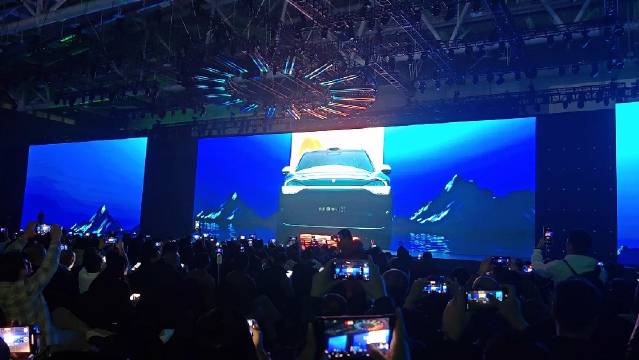 霸气登场！地表最强汽车是吗？余承东来了！现场气氛超燃！