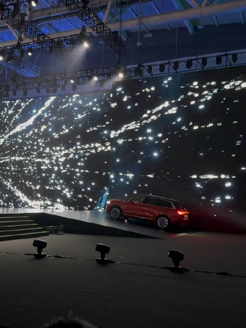 确认过了驾驶位无人，华为问界M9是无人驾驶开上台的……