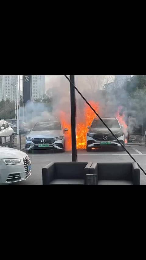 奔驰的eq电动车之“红红火火”