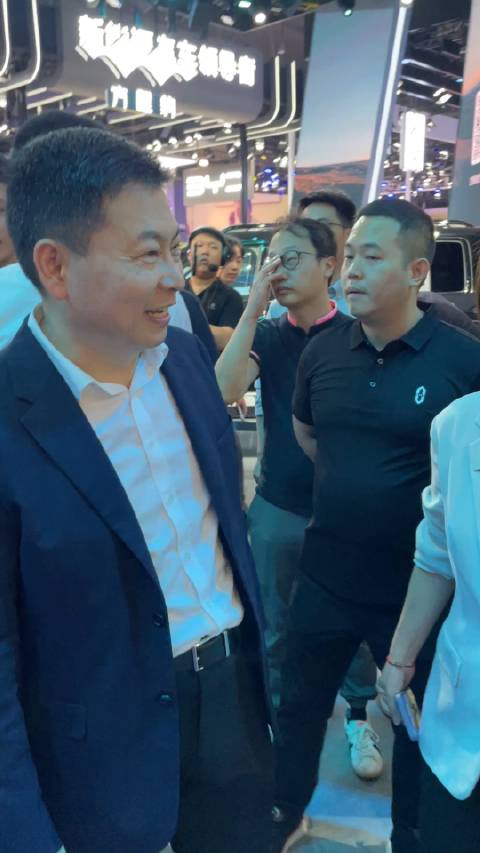 在车展上华为余承东参观方程豹展台……