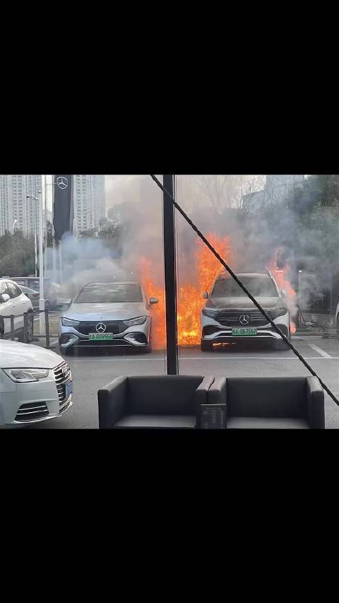 合肥一奔驰 4S 店门口……