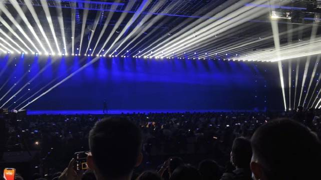 雷总上台，感受下现场米粉的热情 ，雷总今天挺精神……