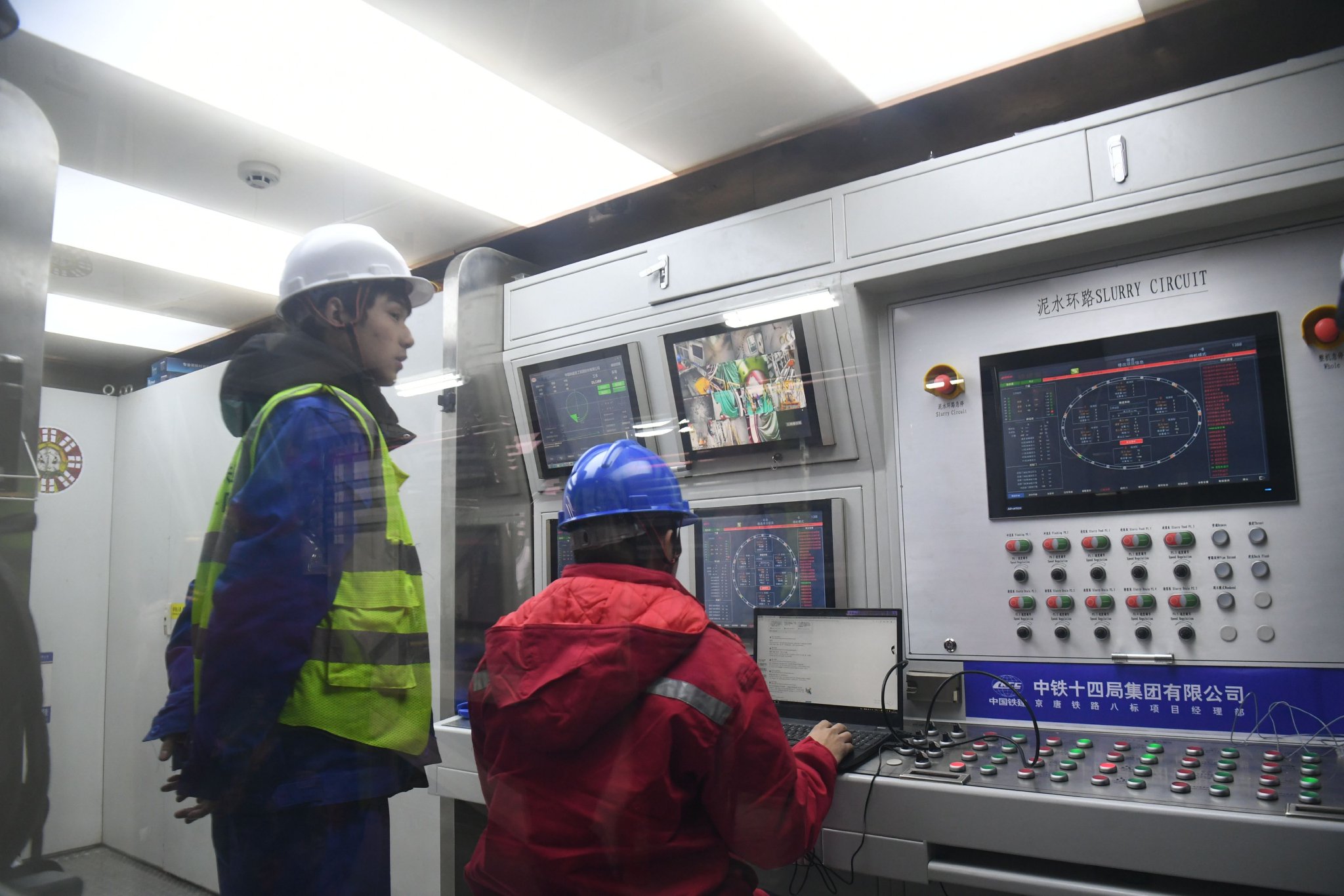 12月28日，施工人員正在操作盾構機。新京報記者 王穎 攝