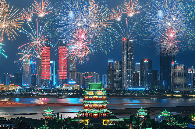 南昌2023国庆大型烟花秀。视觉中国 图