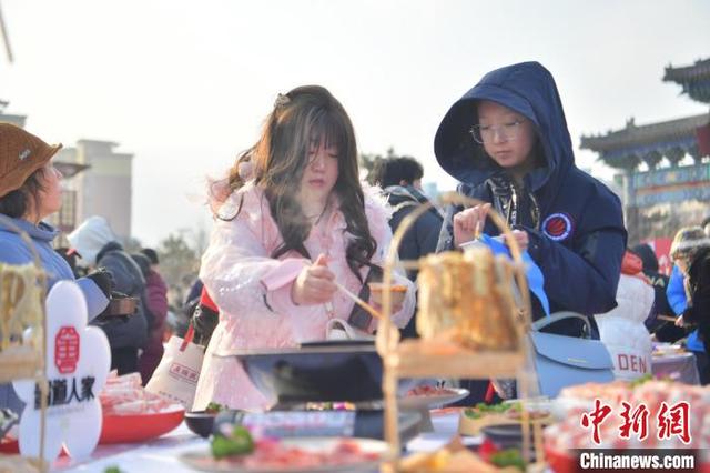 市民在品尝火锅美食。 刘栋 摄