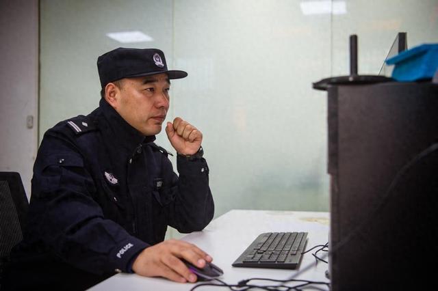 武汉市公安局江夏区分局大桥派出所民警涂凯峰。新华社记者 伍志尊 摄