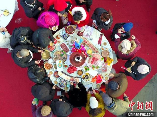 市民在品尝火锅美食。 刘栋 摄