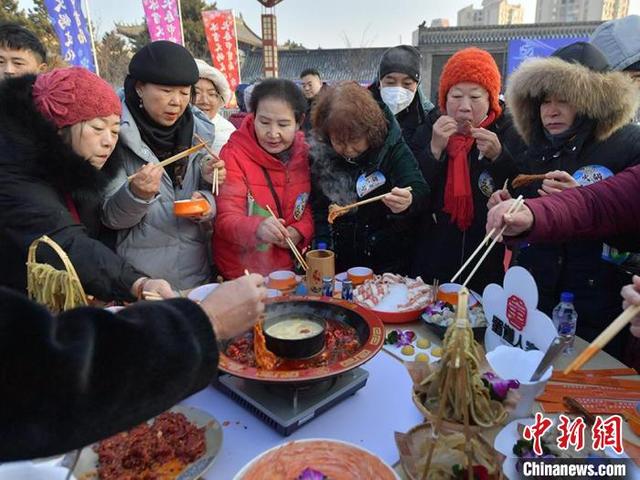 市民在品尝火锅美食。 刘栋 摄