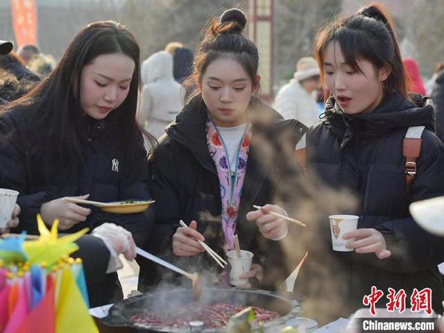 市民在品尝火锅美食。 刘栋 摄