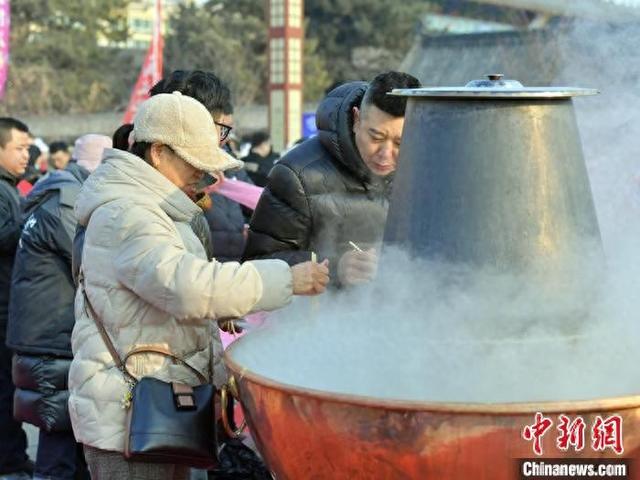 市民在品尝火锅美食。 刘栋 摄
