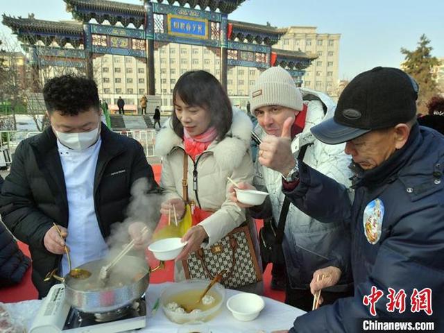活动邀请市民担任品鉴官，品鉴不同风味的火锅美食。 刘栋 摄