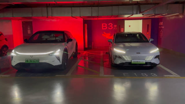 吉利银河 E8、极越 01 灯光秀大比武 哪款更好看？