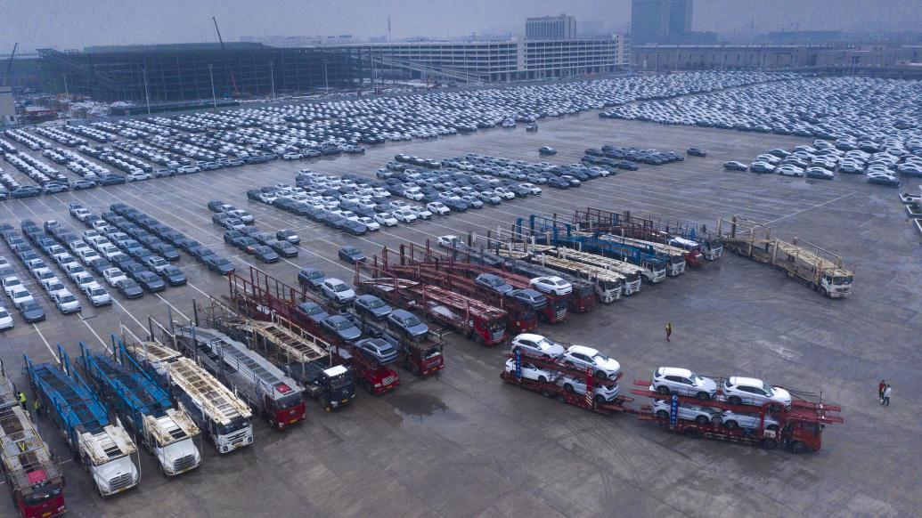 2023年12月19日,合肥长丰县比亚迪汽车工业园成品车通过物流销往各地。