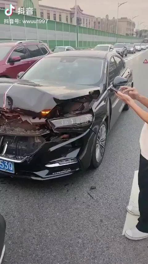 深蓝SL03的屁股是真硬，红旗追尾后车头都鼓了……