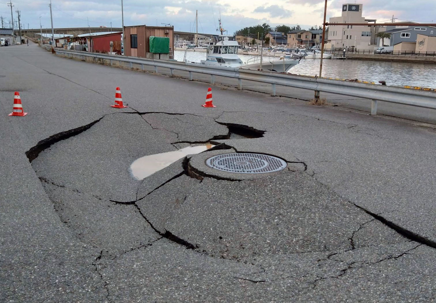 當地時間2024年1月1日，日本石川縣，當地發生地震後，道路受損出現裂縫。圖/IC photo